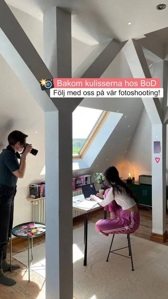Bakom kulisserna på BoD - här skapar vi bilder och videor för att visa och berätta för dig om egenutgivning, böcker och boktryck 🌟

👉🏻 Vårt mål är alltid att visa de olika faserna i en författares liv: att skriva, skapa en bok, publicera en bok och att marknadsföra den.

👉🏻 För att göra detta planerar vi i förväg de scener vi vill visa: skriver i anteckningsböcker, skapar moodboards och mindmaps, presenterar böcker och packar upp boklådor, etc..

👉🏻 Vi tar så klart med vår egen dekoration såsom till exempel blommor, färgglada kuddar, discokulor och naturligtvis böcker!

👉🏻 På två dagar producerade vi tusentals bilder (det var verkligen svårt att välja ut dem i slutet) och nu har vi cirka 130 bilder och 350 videor som vi kan använda varje dag för att marknadsföra våra tjänster. 

Vi hoppas att ni tycker om dem lika mycket som vi gör! 😊

#förverkligadinbokidé #kampanj #behindthescene #författare #böcker #skrivardrömmar #geutbok #skriva #skrivaenbok #bod_sverige