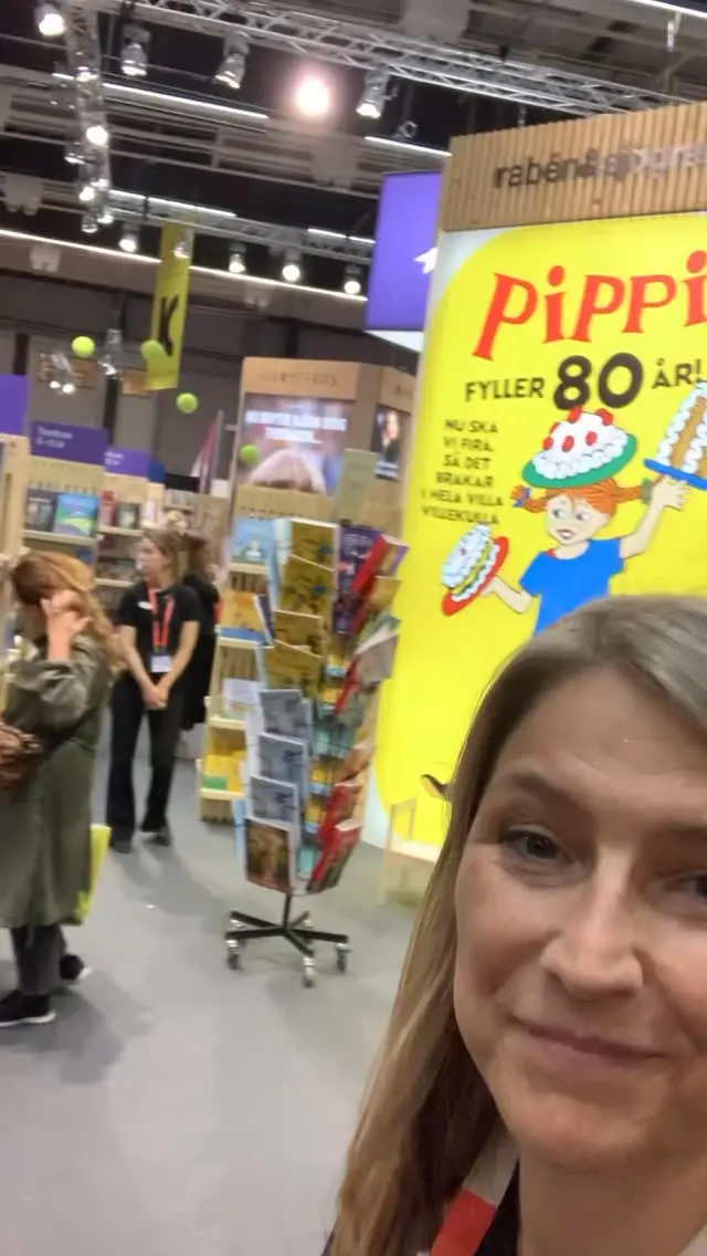 Hejdå Bokmässan!
Vi tackar för oss, bland alla härliga barnböcker och dess sagofigurer, för en underbar Bokmässa! 
Äntligen fick vår kära kollega träffa Mumintrollet, som hon har ”jagat” på Bokmässan! 
Vi ses nästa år igen!📚
#bokmässan #bokmässan2025 #barnböcker #böckerärlivet #författare #böckerärlivet