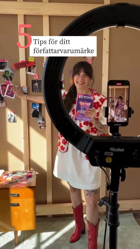 📌 Vem av er har hört talas om författarvarumärke?
Många författare tänker först på stora företag eller marknadsavdelningar när de hör ordet ”varumärke”. Men även för egenutgivare blir författarvarumärket allt viktigare: Ett tydligt författarvarumärke hjälper dig att synas, bygga upp förtroende och knyta dina läsare till dig på lång sikt. Med dessa 5 tips kan du börja bygga upp ditt eget författarvarumärke:
 
👉🏻 1 | Var autentisk
Ditt varumärke börjar hos dig själv. Dina ämnen, värderingar, intressen och din röst som författare gör dig unik. Bara du kan berätta på ditt sätt. Autenticitet skapar också förtroende, och det är precis vad dina potentiella läsare känner.
 
👉🏻 2 | Känn till din genre och din målgrupp
Fundera på vad du som författare vill stå för. Skriver du mörka psykologiska thrillers, romantiska berättelser eller episk fantasy? En tydlig positionering hjälper dina läsare att känna igen dig och dina böcker.
 
👉🏻 3 | Skapa igenkänningsvärde
Det bästa är om du håller en enhetlig stil på sociala medier, din webbplats eller i ditt nyhetsbrev. Det kan vara vissa färger, ett särskilt bildspråk och en särskild ton. På så sätt ser du till att du förblir igenkännbar som varumärke.
 
👉🏻 4 | Formulera din USP
Vad gör dina berättelser speciella? Varför ska läsarna läsa dina böcker? Och vad gör dig unik? Använd just det som ett kommunikationsverktyg för att visa andra vem du är och varför de behöver dina böcker i sin bokhylla. (UPS= Unique Selling Proposition/Point)
 
👉🏻 5 | Håll ut och utvecklas vidare
Författarvarumärke är inte ett engångsprojekt, utan en process. Observera vad som går hem hos din community, prova nya format och utveckla ditt varumärke vidare.
 
💌 Ditt författarvarumärke är i slutändan det som människor minns när de tänker på dig.

#marknadsföring #varumärke #författare #egenutgivning #authorbranding