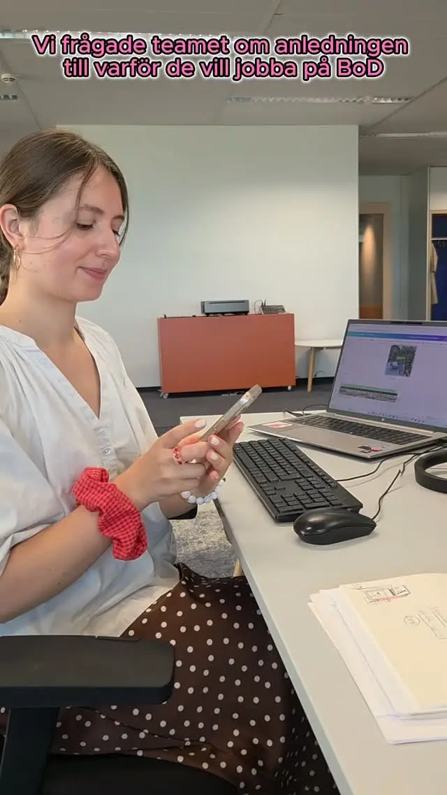 Vi frågade våra kollegor varför de jobbar på BoD.

📚 För att vi alla älskar böcker
📝 För att vi får ta del av kreativiteten hos författarna
👩‍💻 För att vi hjälper till att förverkliga bokidéer
💑 För att vi även har tid med nära och kära👶🐕

#skrivardrömmar #bod_sverige #förverkligadinbokidé #böckerärlivet #jobb