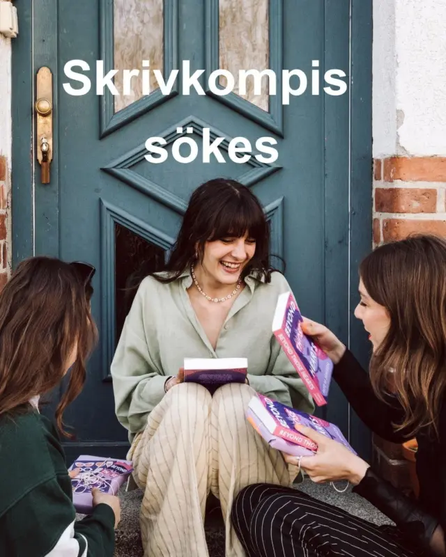 Har du redan hittat din skrivkompis? Nej? Då är det här inlägget precis rätt för dig. För tillsammans skriver man ofta bättre än ensam, eller hur? ♥️📝

En skrivkompis eller skrivvän fyller många roller under skrivprocessen: en som ger motivation, är testläsare och ger medlidande. Ni kan inspirera varandra, träffas för att skriva tillsammans och förverkliga era berättelser som ett skrivkompis-team. För det går ju ofta bättre att skriva tillsammans än ensam, eller hur? När man vet att någon väntar på en och att man kan använda skrivtiden för att utbyta tankar, kan man motivera varandra.

📌 Så här fungerar vår skrivkompis-börs:

💬 Skriv några rader om dig själv (t.ex. vilken genre du skriver i och vid vilken tid på dygnet du skriver, vilket område eller stad du bor i, hur gammal du är och om du redan har gett ut någon bok.)

💌 Om du läser en kommentar som tilltalar dig, skriv då några rader som svar och utbyt tankar. Om det känns rätt och ni kan tänka er att bli skrivkompisar, kan ni från och med nu skriva privat till varandra, nätverka och bilda en skrivkompisgrupp (till två eller med flera författare).

Om du letar efter någon som kan följa dig i ditt skrivande, som du kan diskutera handlingen med och som du kan utvecklas tillsammans med, så är du välkommen att ta kontakt här i kommentarerna. 😍

SKRIVA TILLSAMMANS I SKRIVKOMPIS I SKRIVVARDAG I SKRIVA BOK I SKRIVPROCESS I SKRIVGRUPP I BOD_SVERIGE